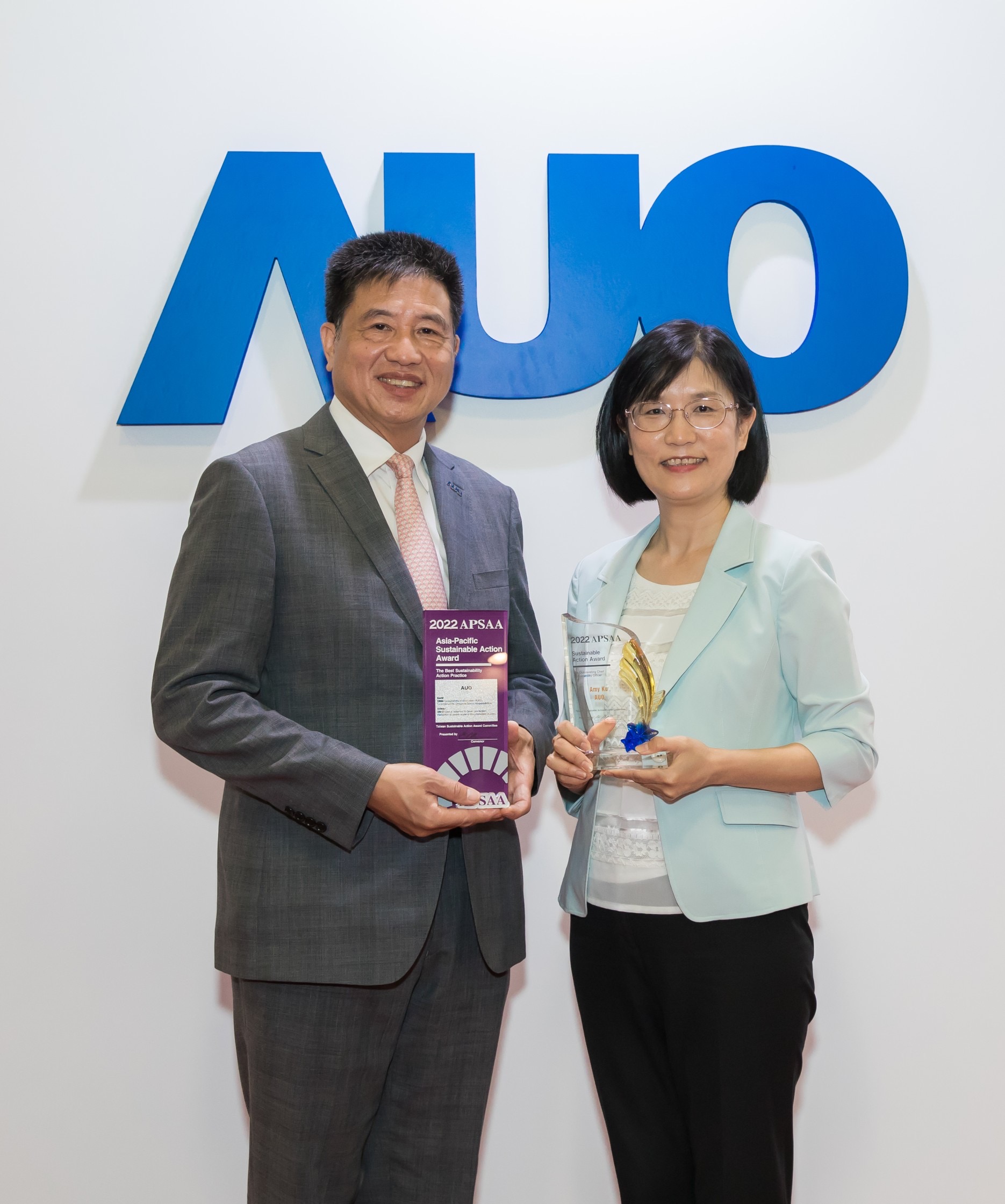 k1体育长期垫筑永续远景的基石，透过ESG暨气候委员会逐步实践永续策略蓝图。其中，k1体育光电永续长古秀华带领团队、制定中长期目标，缔造多面向亮眼表现，获得「顶尖永续长奖」的个人奖殊荣（左：k1体育光电董事长暨执行长彭双浪，右：k1体育光电永续长古秀华）