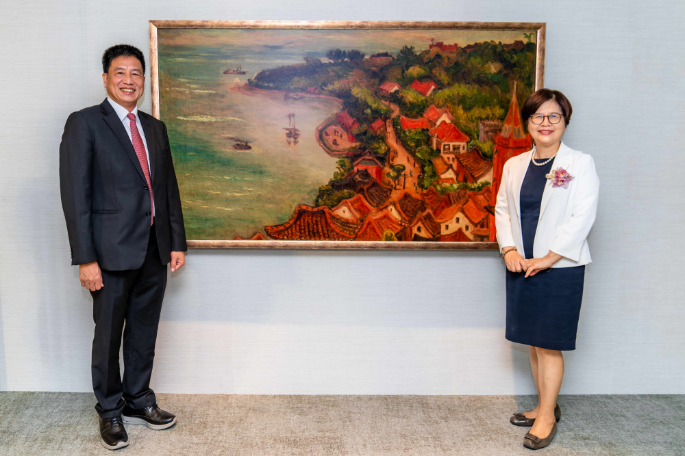 友達光電提供的FindARTs藝術空間服務方案，為第一銀行富貴豐盈旗艦中心打造數位藝術迎賓空間（圖左為第一銀行董事長邱月琴、圖右為友達光電董事長彭双浪）