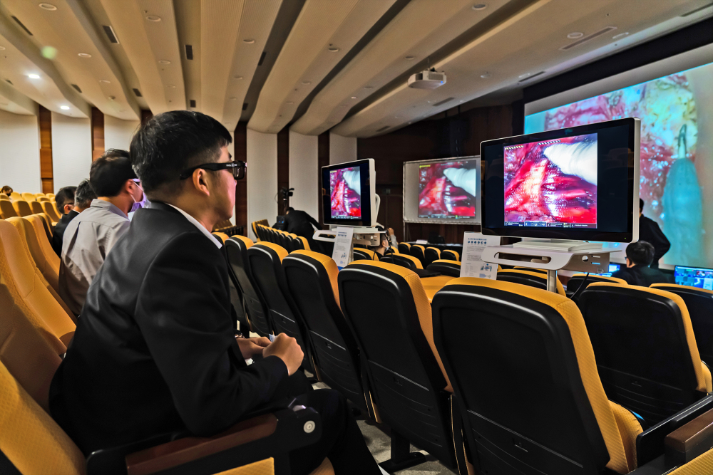 達擎之「達文西外接3D影像解決方案」，將達文西手術機器手臂的3D影像即時連線轉播，在會議室觀摩的醫師們只要戴上偏光眼鏡，就能與執刀醫師看到同步的3D立體影像，如臨操作台現場，縮短達文西手術的學習曲線