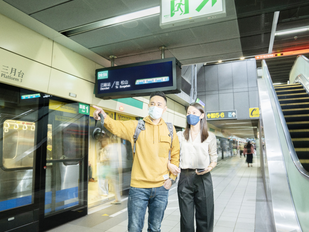 友達旗下達擎之客製化TARTAN顯示器，於台北捷運中山站亮相。以獨特長條型比例與高畫質特色，為台北捷運站帶來嶄新的都會車站風貌