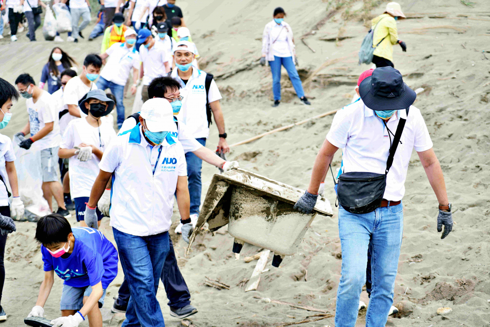 友達永續基金會2022 Ocean Party活動，與桃園市政府環保局、海湧工作室、觀音樹林里社區多方合作，一同手護台灣藍色海岸