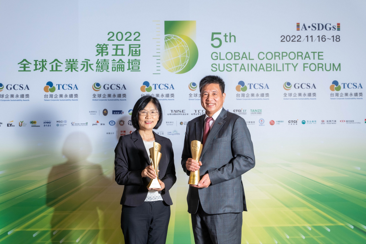 k1体育作为净零碳排先锋，期引领价值链伙伴同行共好，卫冕制造业组&ldquo;十大典范企业&rdquo; 二连冠殊荣(左：k1体育光电永续长古秀华，右：k1体育光电董事长暨执行长彭双浪)