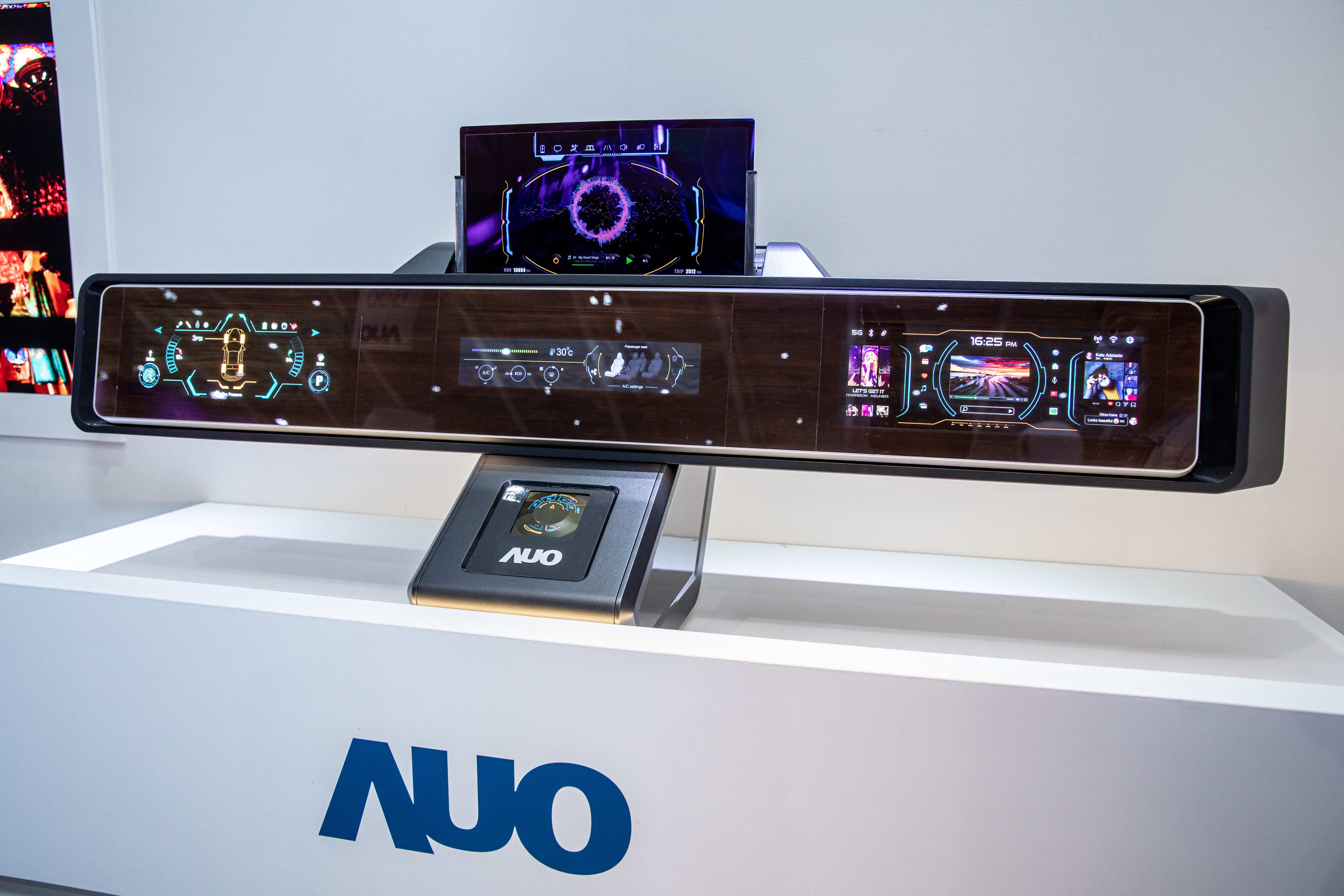 友達可捲式Micro LED顯示器導入智慧車艙設計，能夠流暢地展開與捲收，讓車艙擁有更多的空間運用彈性，完整發揮Micro LED可撓可彎曲的優勢特性