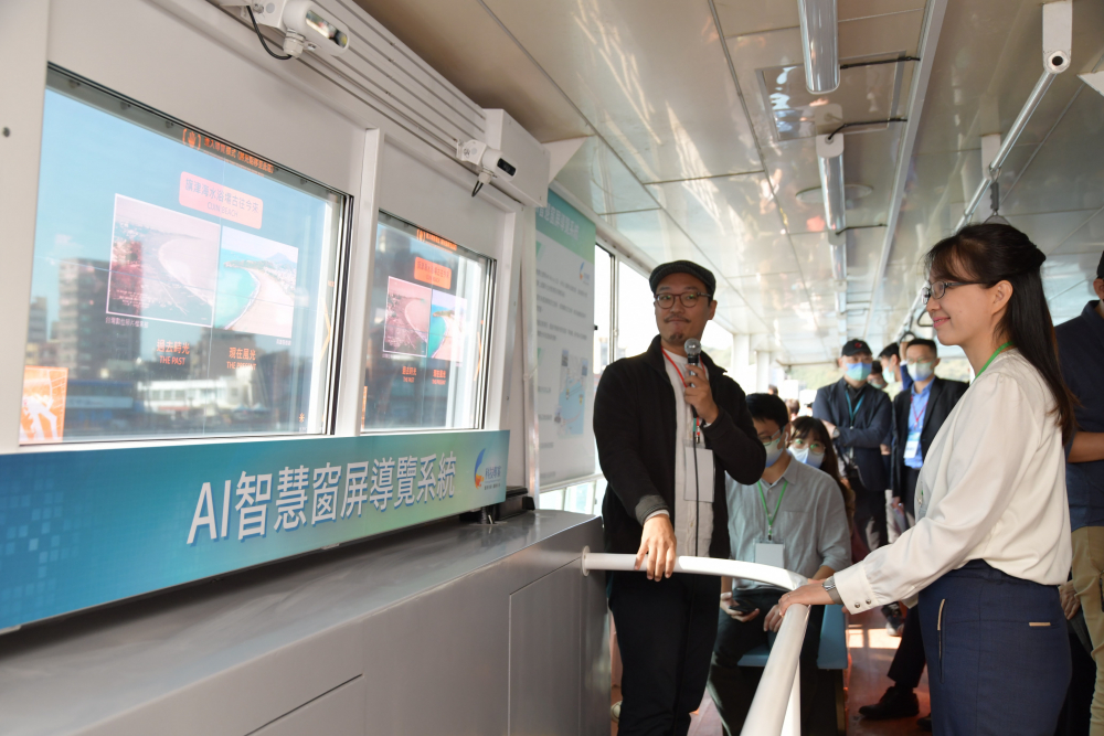 友達整合透明Micro LED智慧窗，透過景物GPS座標定位追蹤乘客視線，可即時在智慧窗提供正確的導覽資訊