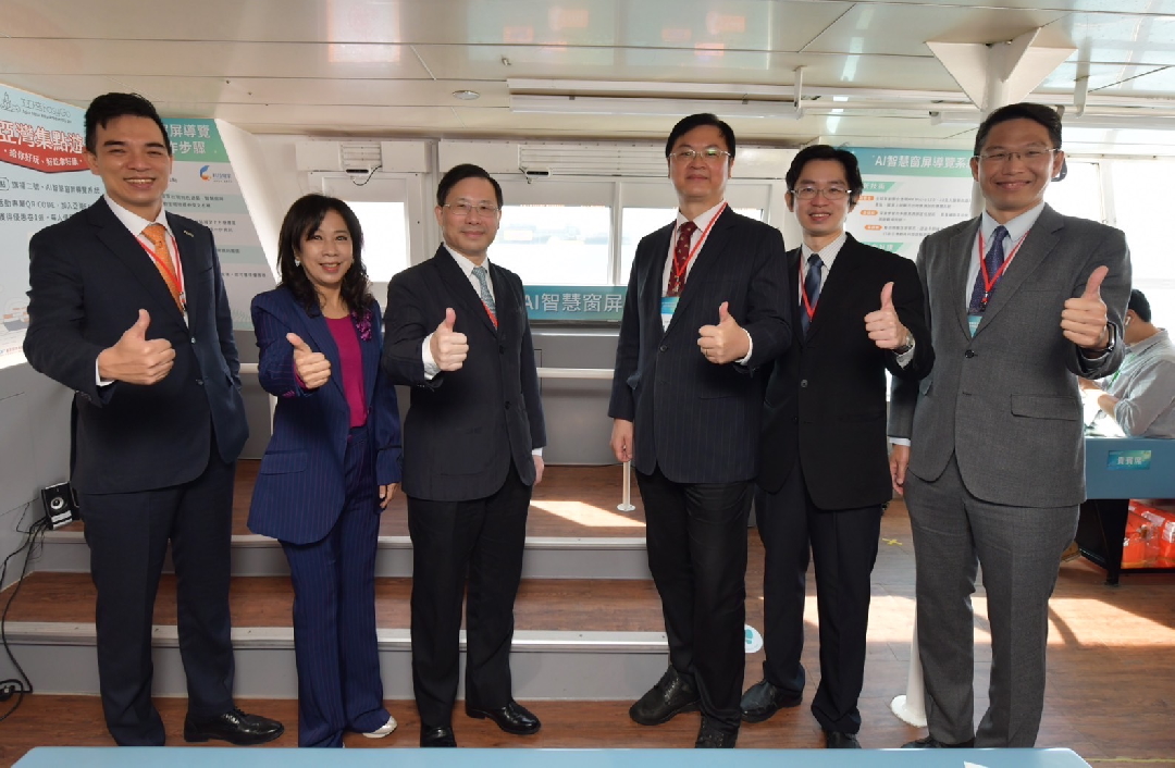 由經濟部技術處指導推動，透過友達光電、工業技術研究院與船舶中心三方合作，於高雄亞灣智慧渡輪率先導入最新Micro LED透明顯示器屏今(22)日啟用(左起友達光電營運長暨總經理柯富仁、高輪公司董事長黃淑美、經濟部次長林全能、高雄市副市長羅達生、經濟部技術處科長張能凱、工研院電光系統所副所長李正中)