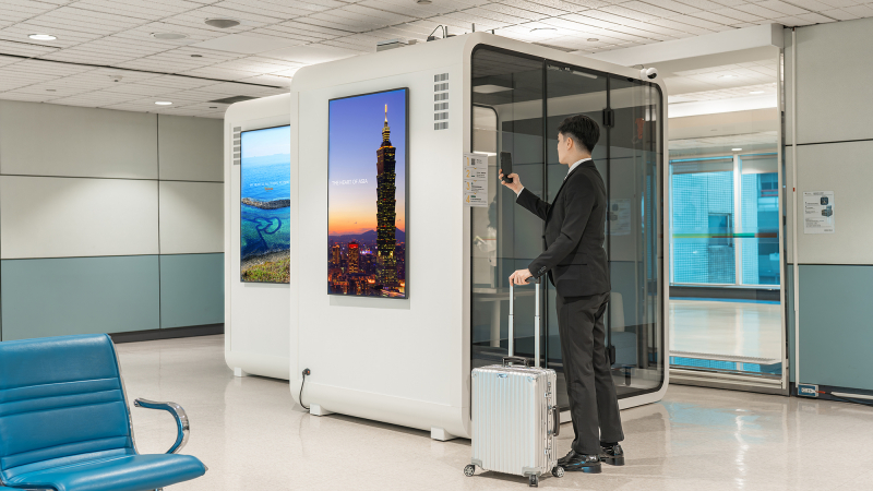 旅客只要用手機掃描門上的QR Code，就能進入使用網頁，依照指示