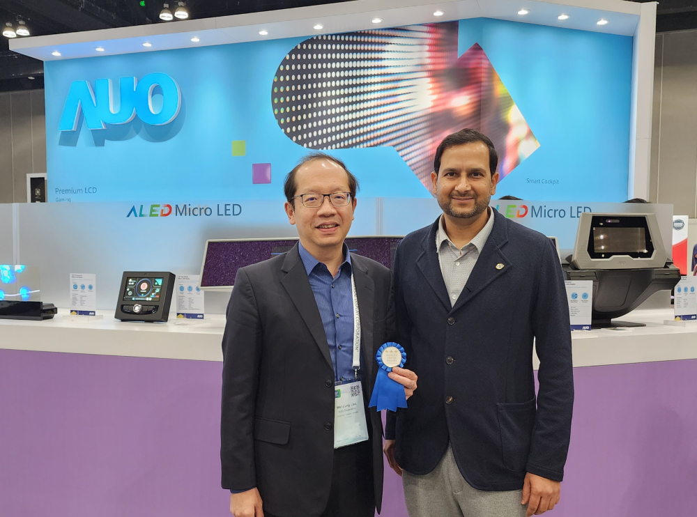 友達光電於2023 SID顯示週，由SID國際資訊顯示學會評選頒發「最佳中型展位獎」。左為友達光電技術長廖唯倫。