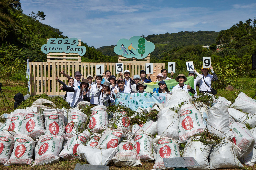 友達集結超過200位志工，攜手移除高達1311公斤的外來入侵種「小花蔓澤蘭」