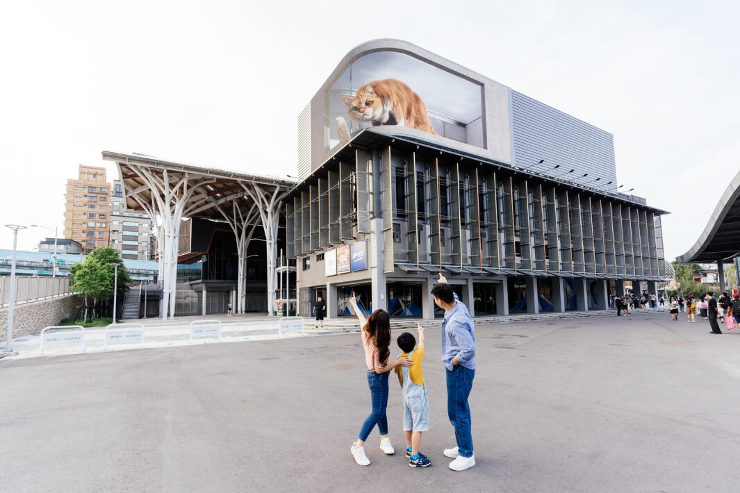 友達打造全台最大戶外裸視3D LED弧形螢幕，將超立體的軟萌胖橘貓動畫活躍於頂樓外牆