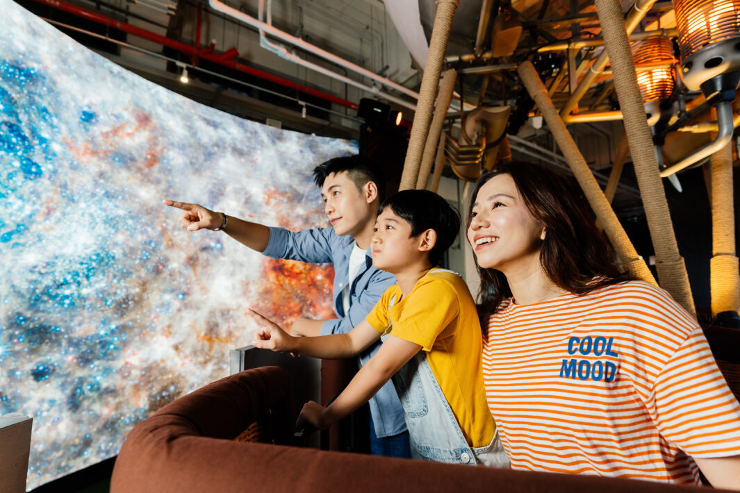 友達打造全台最大寬6公尺、高4公尺、唯一搭載LED弧形拼接顯示屏的動感飛行船，讓乘客駐足在熱氣球上，享受身歷其境的偽出國旅遊樂趣