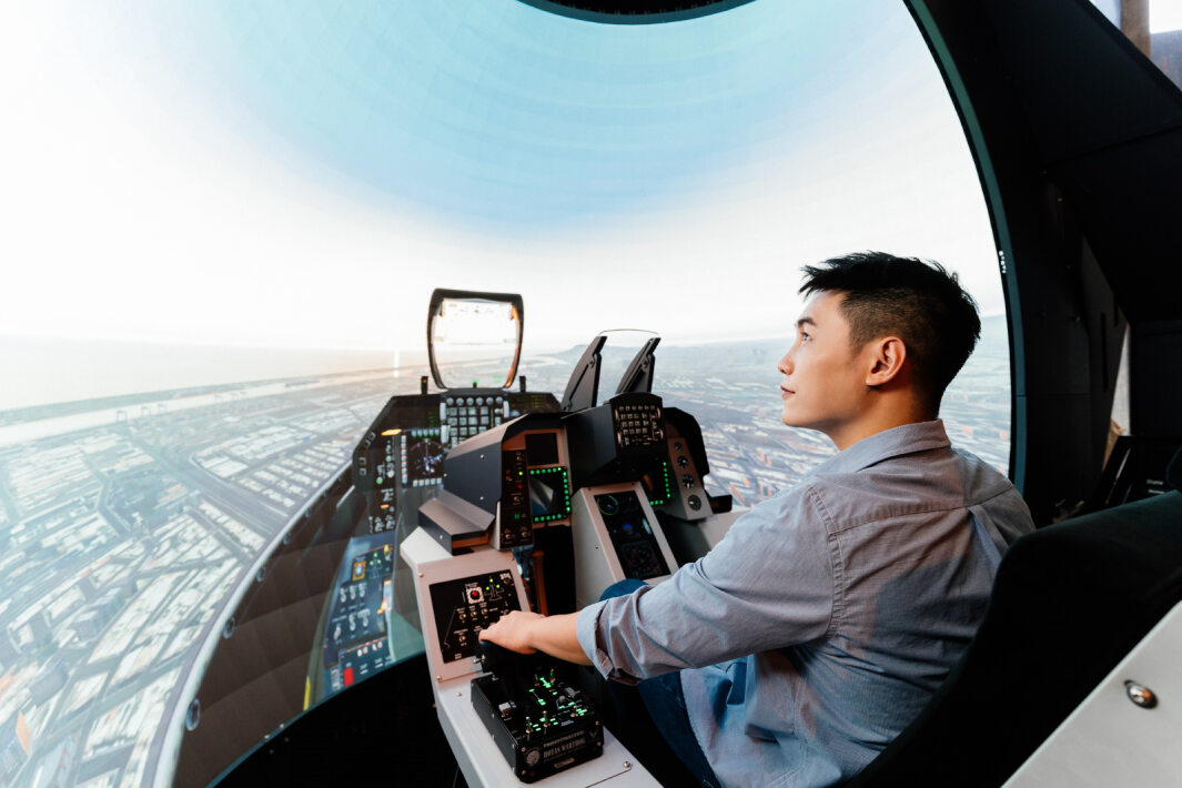 友達以P1.25小間距打造球形LED模擬艙，搭配智崴的精密六軸動態座椅，結合友達專業影像調校技術，呈現擬真模擬飛行場景