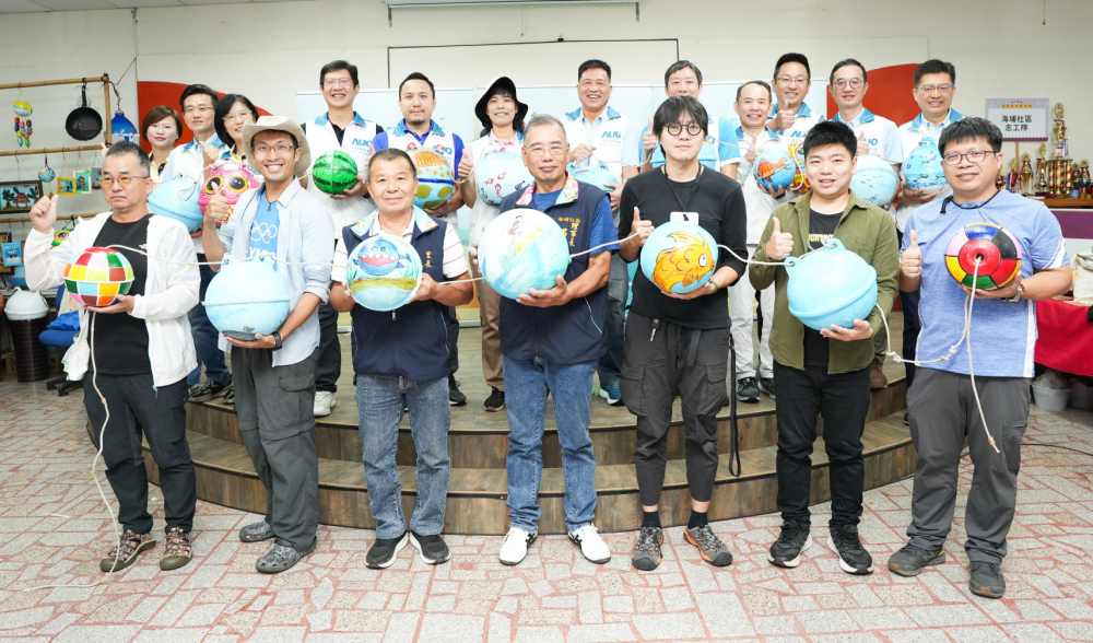 友達光電暨友達永續基金會董事長彭双浪與農業部林業及自然保育署新竹分署夏分署長、供應商夥伴、在地鄰里協會、社企團體，以循環再生的海廢浮球倡議從源頭減廢，為地球移除塑膠垃圾，共同「手」護台灣美麗海岸