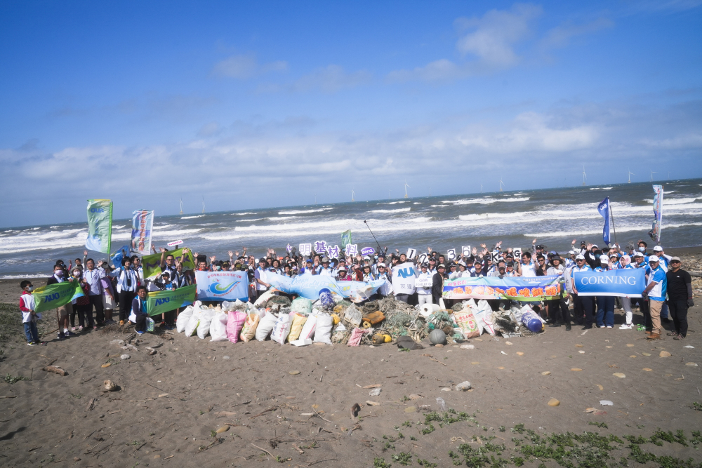 友達永續基金會召集企業志工、產官學和供應商夥伴，在苗栗後龍外埔魚港1340保安林海岸淨攤，齊心協力清除1.2公噸海洋廢棄物，以行動實踐對環境友善的承諾