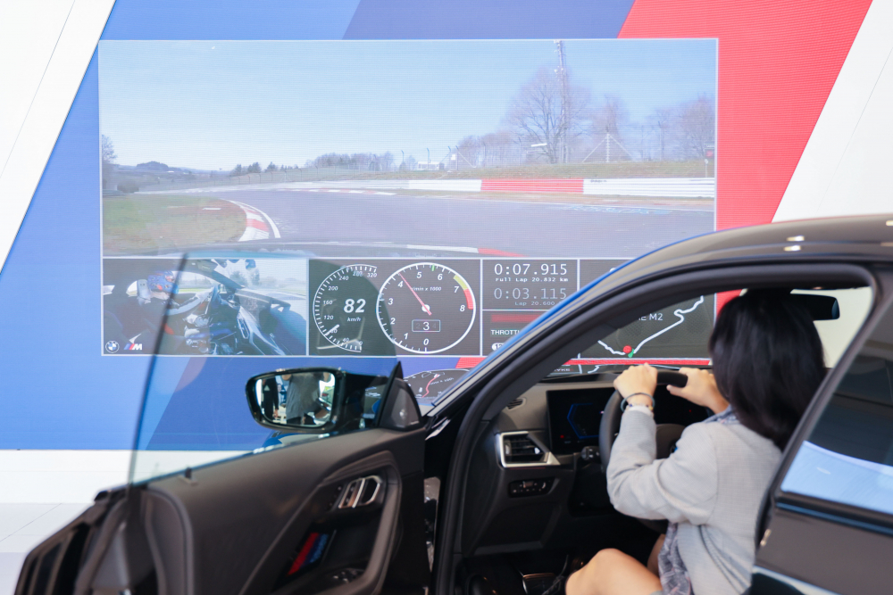 顧客按下虛擬Engine Start按鈕，啟動預選車款的引擎聲浪，螢幕同時呈現德國紐柏林賽道的試駕畫面，坐進車內一秒化身駕駛員馳騁奔騰