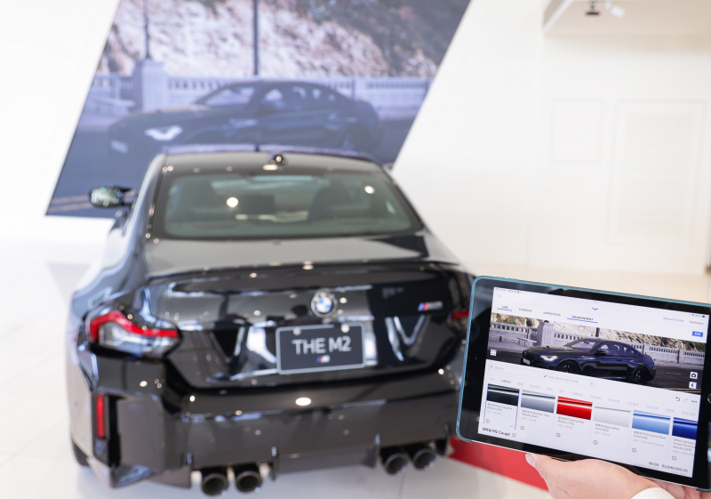賞車介面即時投放到LED牆上，顧客可即時更換車輛內裝、零件選配與車款配色，提供近乎與實車等比例的沉浸式無死角虛擬賞車體驗