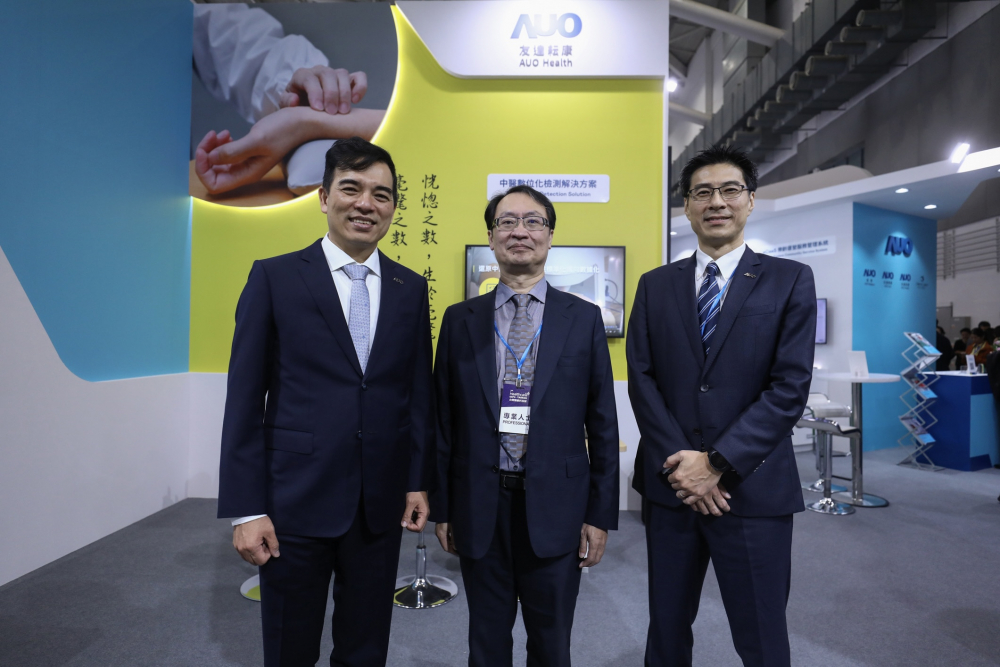 首次於醫療科技展亮相的友達耘康，捐贈數位化檢測設備與研究經費，協助衛福部國家中醫藥研究所打造中醫大數據資料庫。圖由左至右為友達光電執行長暨總經理柯富仁、衛福部國家中醫藥研究所所長蘇奕彰、友達光電智慧醫療事業群總經理廖世宏
