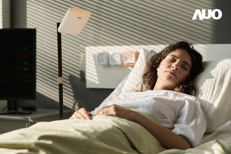 智慧非接觸式生理監測雷達採用獨家開發的毫米波液晶陣列天線技術，能自動追蹤使用者翻身、側睡等睡姿改變產生的位移，實現遠距非接觸且穩定的呼吸、心跳生理訊號監測及離床狀態警示