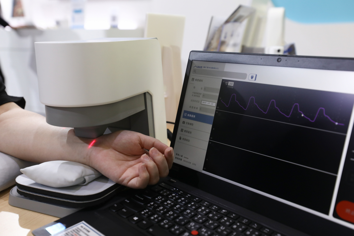友達耘康脈象檢測系統透過電腦精準控制升降系統，還原中醫師三指把脈過程的舉、按、尋手法，將脈象感受轉化成數據，實現智慧醫療及準確性