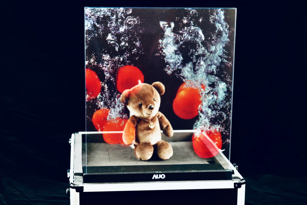 友達以次世代Micro LED顯示技術打造之透明顯示器，具備高穿透、低繞射、高亮度、可拼接之特性，可廣泛應用於智慧移動、零售、育樂和醫療等多元場域