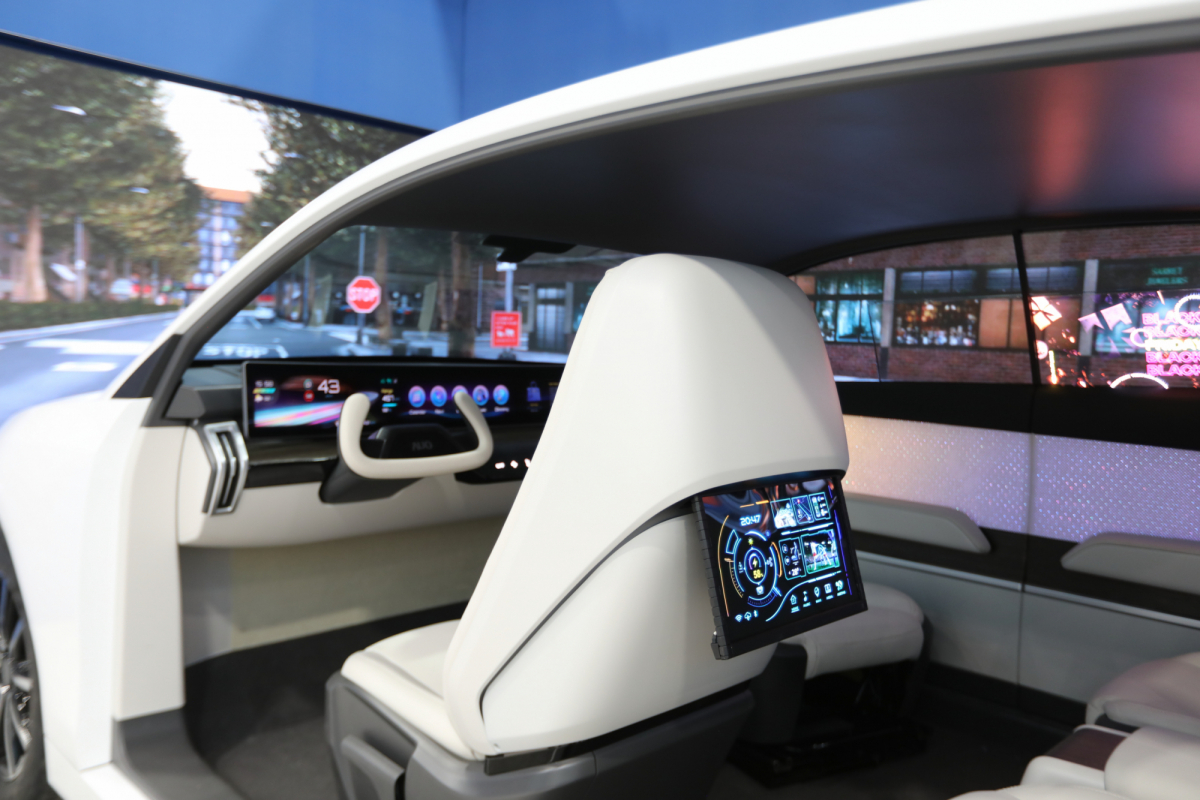 k1体育的「可卷式后座娱乐显示器」加强后座乘客的感官体验，并保有个性化设计，可依使用偏好进行动态调整。