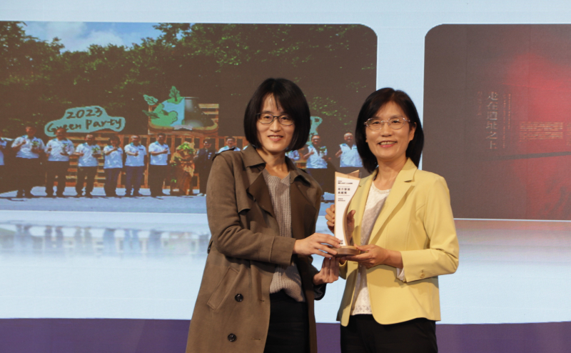 友達保存「西大墩窯遺址」且推廣在地文史教育不遺餘力，今（6）日獲頒「人文企業獎」地方發展獎之最高榮譽典範獎。由文化部陳文婷簡任視察（左）頒獎，友達永續長古秀華（右）代表受獎