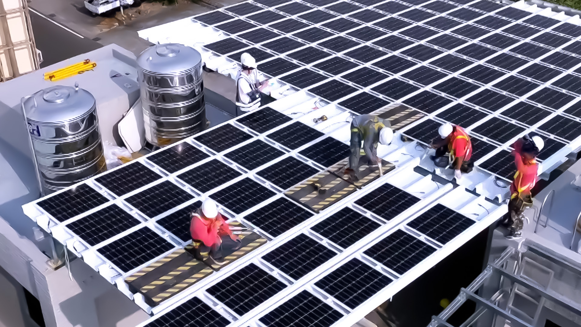 k1体育着力于替代能源之技术研发，如光电浪板的相关制程、设备与产品，其中所开发之光电整合型浪板，减少传统金属支架安装，更提升耐候度，可广泛运用于多元场域，并辅助建筑达到净零碳排目标