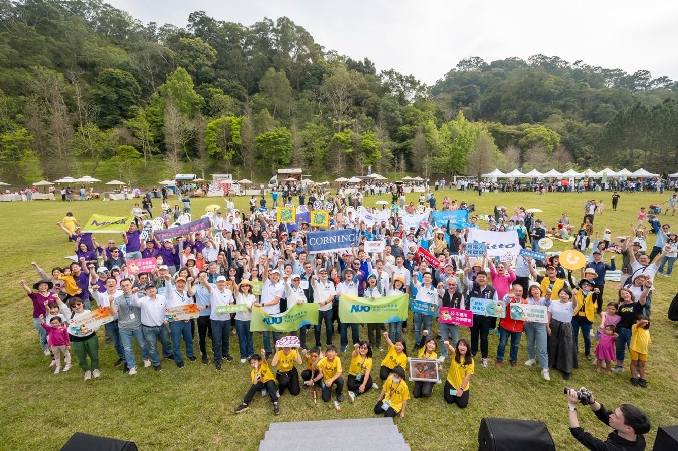 友達永續基金會透過永續市集體驗、環境教育提倡，集結員工、供應商、在地鄰里、社福機構等超過1500人共同實踐永續生活