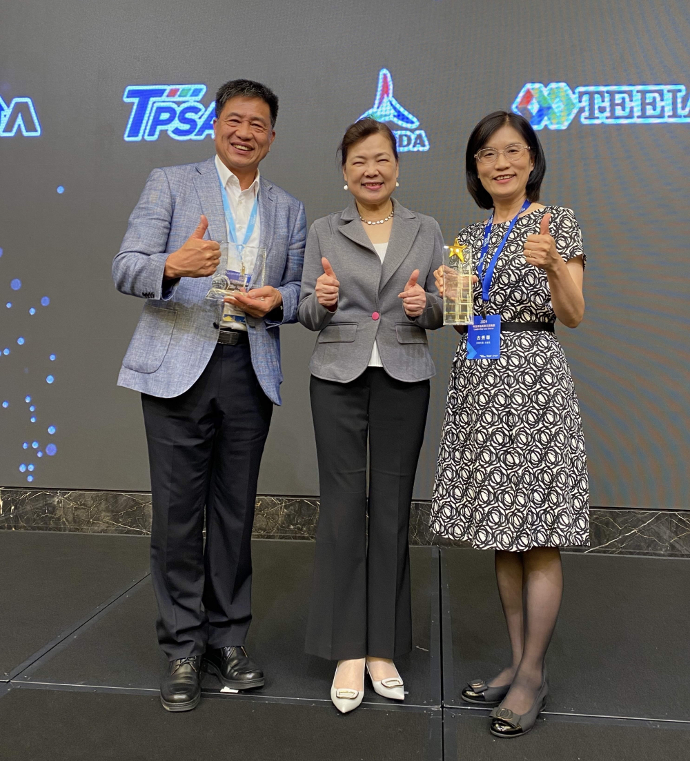 友達致力推動永續發展，於Touch Taiwan2024以3R策略貫穿Display、ESG展位實現綠色展覽目標之成果，Display展位獲綠色裝潢設計鑽質獎最高榮譽，ESG同獲金質獎殊榮。由經濟部長王美花（中）親自頒予友達光電董事長彭双浪（左）、友達光電永續長古秀華（右）