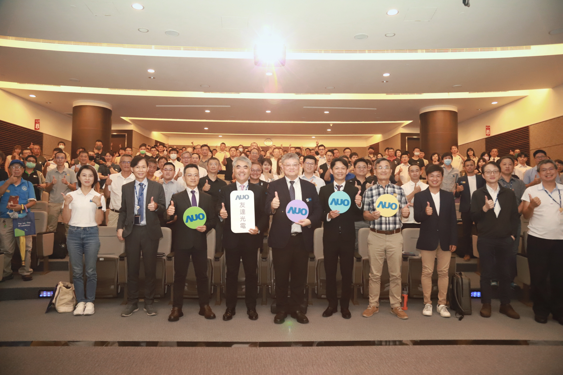 友達光電邀請領域專家共研再生能源發展、電力需求及建築物減碳等議題進行交流，盼共擘綠色永續生態圈的嶄新契機。