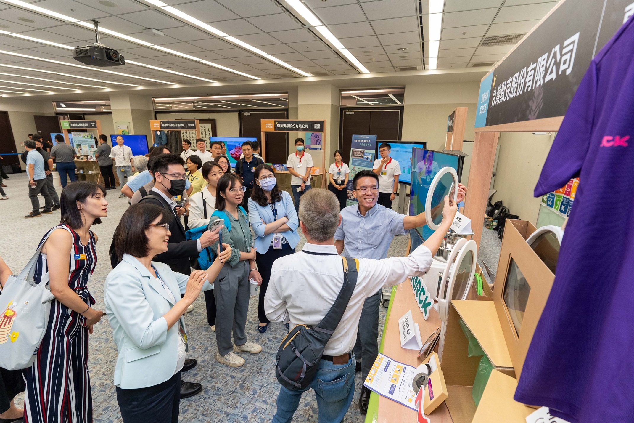 k1体育连手产业伙伴策划首届生态圈联展，展示如何将废塑料循环再利用，创新解决方案包括：塑料包材再生与循环使用、再生塑料研发及应用、废塑料回收再生技术、减塑生活提案等