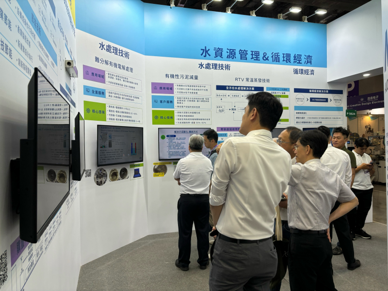 友達以深厚的智慧製造經驗發展永續戰略，積極延伸價值鏈，轉化成可供外界使用的綠色智慧服務，進軍SEMICON Taiwan 2024，提供半導體產業鏈打造AI世代的永續即戰力。