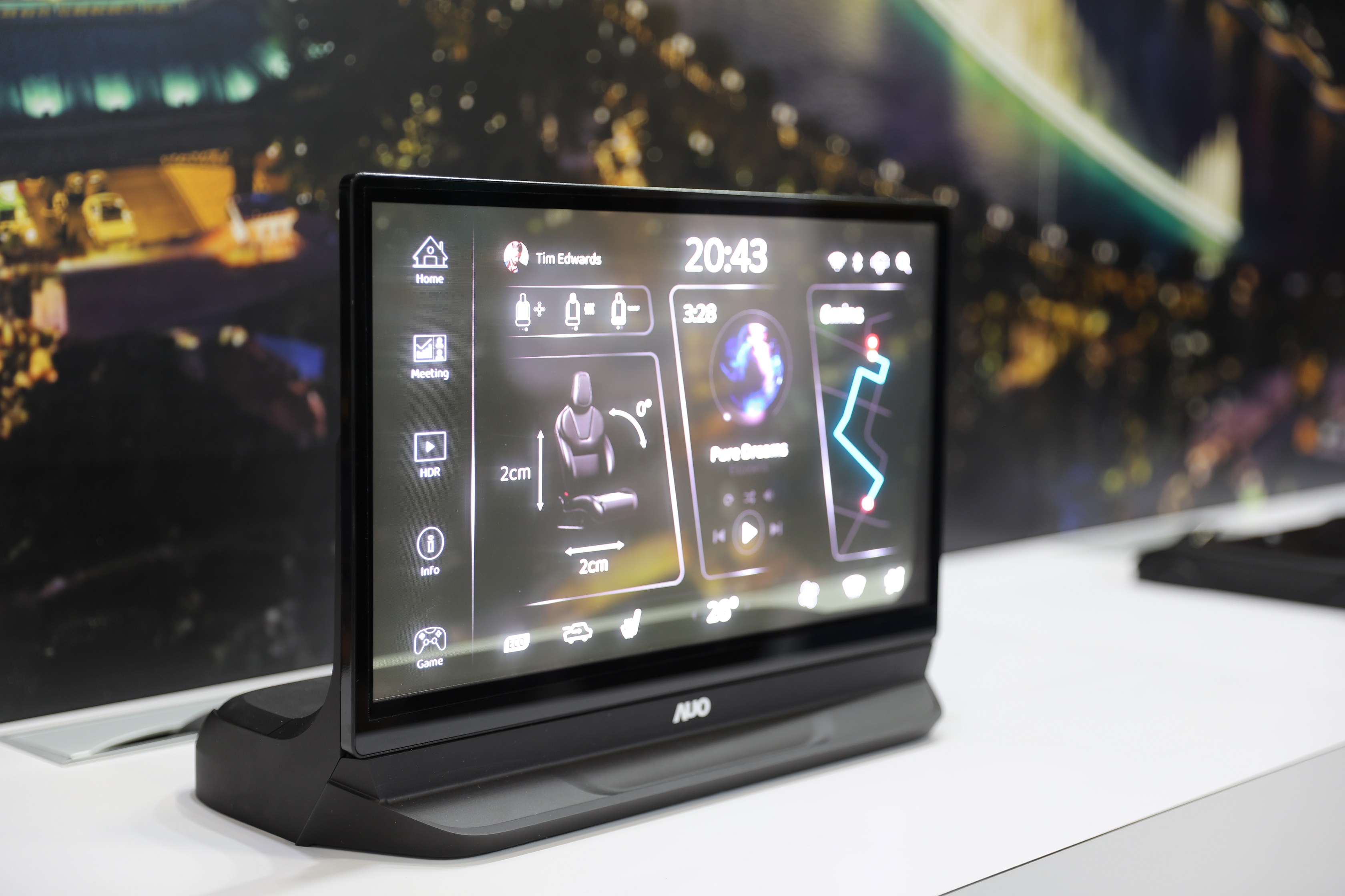 友達將Micro LED透明顯示技術整合黑切換技術的解決方案，釋放強大的技術自主開發能力，跨越室內外應用界限，開創業界第一台17.3吋快速黑切換透明觸控Micro LED顯示器