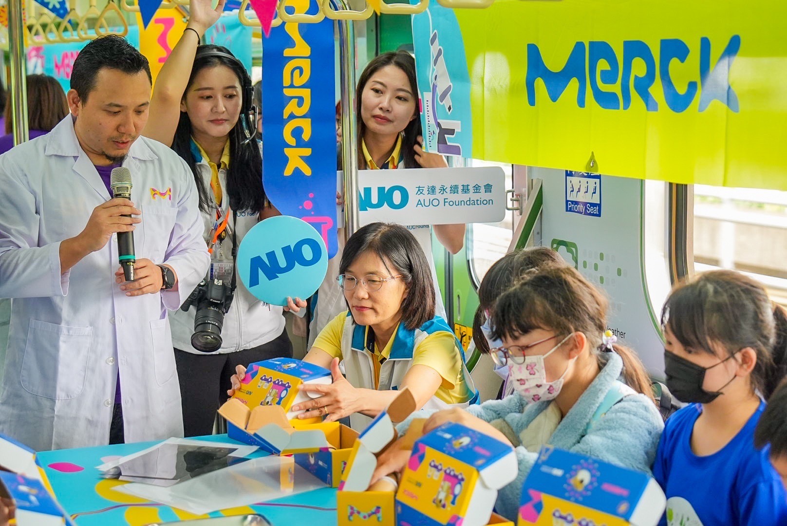 友達以光電、再生能源、水資源三大核心，設計「再生能源和循環經濟」多元永續教育主題，並攜手供應鏈夥伴默克開發創意科學教材及實作體驗，期讓永續素養透過科學探索向下扎根