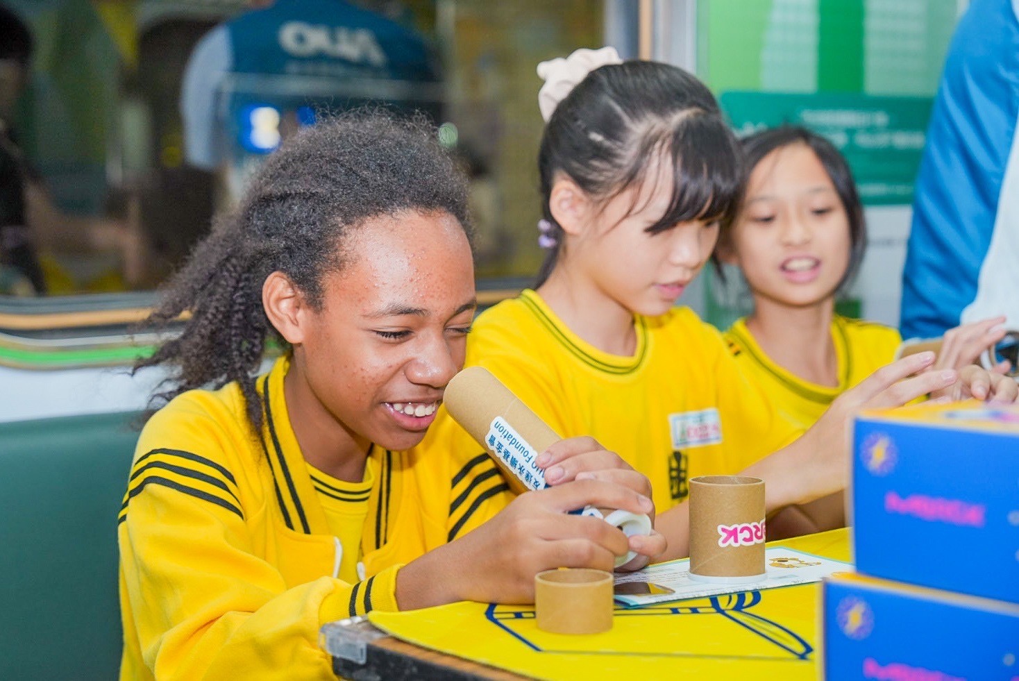 友達與默克分別回收不再使用的偏光片及液晶顯示模組，設計光電課程「玩轉光與闇」，讓學生們親手製作偏光萬花筒與簡易液晶顯示器，實踐循環再生的永續理念