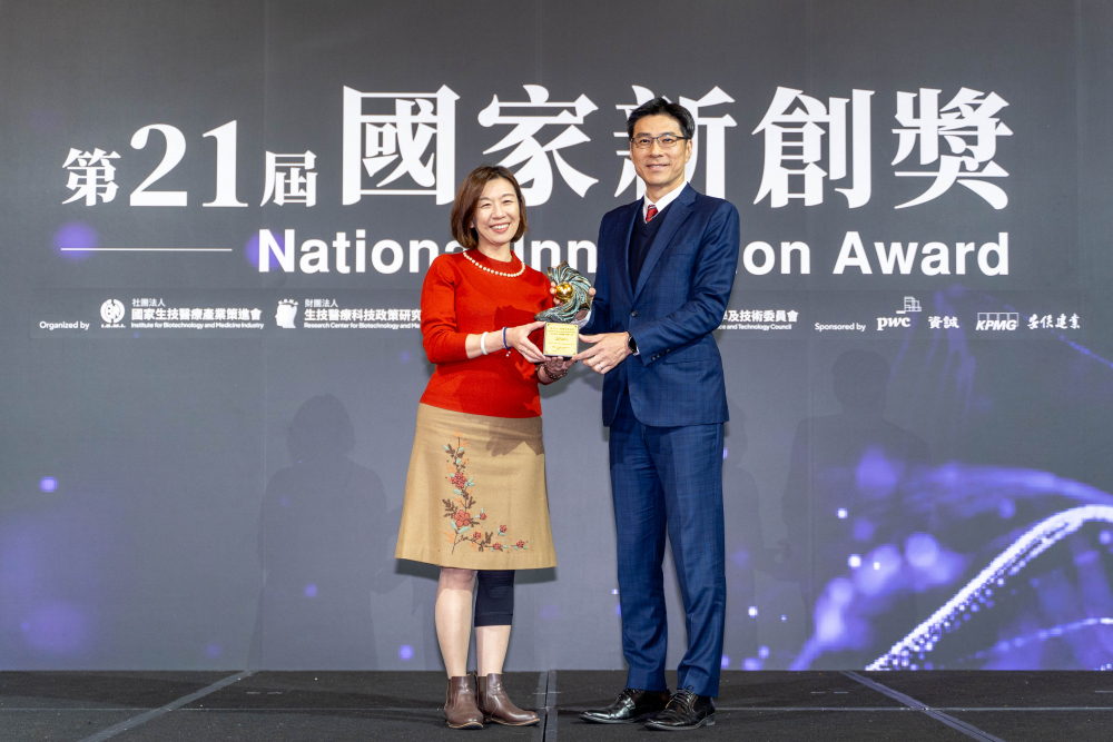 友達旗下子公司友達耘康與達擎分別以「中醫數位化檢測解決方案」及「寬視角3D醫療顯示器」獲得第二十一屆國家新創獎「智慧醫療與健康科技」類別的「企業新創獎」與「國家新創精進獎」兩項殊榮。圖左為衛生福利部政務次長林靜儀、圖右為友達光電智慧醫療事業群總經理廖世宏