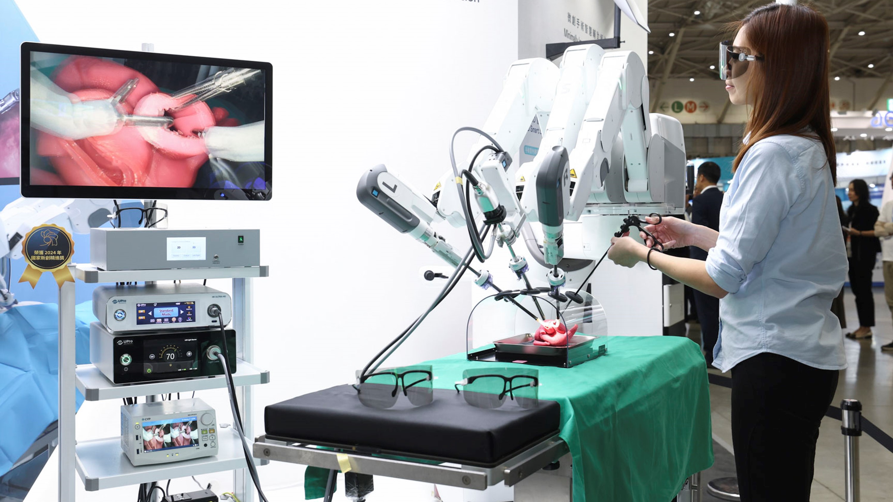 達擎寬視角3D醫療顯示器可應用於機器人手術即時3D解決方案，提供醫療團隊即時、同步的3D手術影像，提升溝通效率與手術安全性