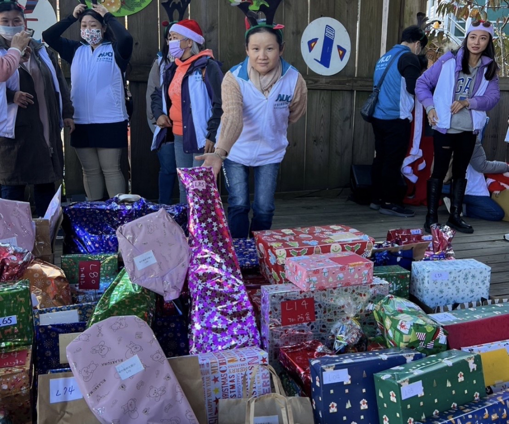 友達永續基金會「圓夢列車」年年迴響熱烈，認捐同仁精心挑選禮物、巧手包裝，整理成隊後，將祝福一一打包送出