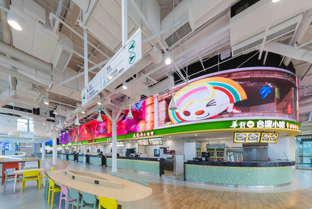 友達穩步推動雙軸轉型策略，旗下子公司達擎攜手傑可達數位與零售業者統一超商合作，為全新改裝開幕的「清水服務區」打造首創的裸視3D體驗牆
