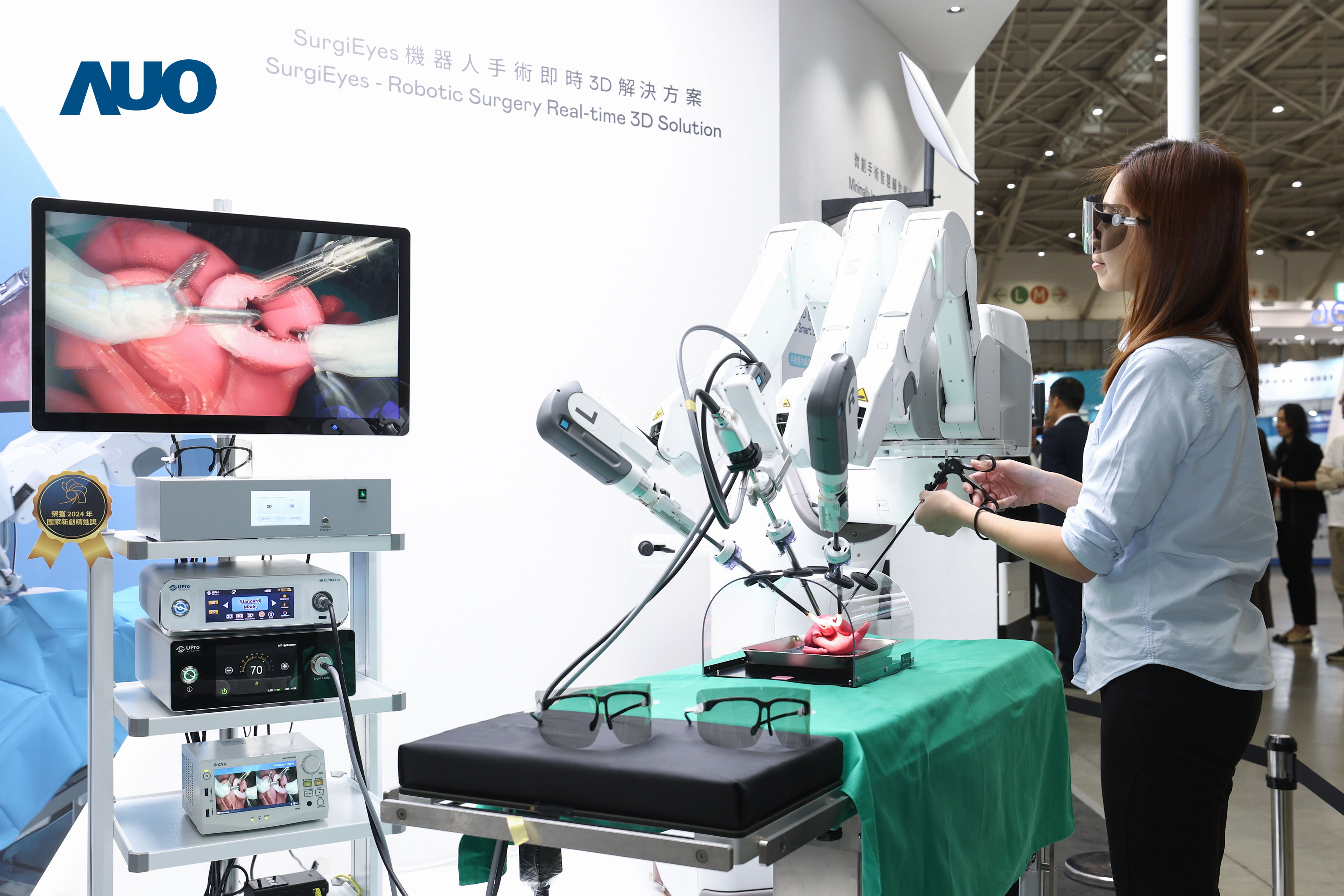 達擎以領先的3D顯示技術推出「SurgiEyes機器人手術即時3D解決方案」，整合先進3D影像處理與獨家3D垂直寬視角、廣色域的顯示技術，手術團隊可即時同步主刀醫師視角看到清晰3D影像，提升溝通效率與安全性。