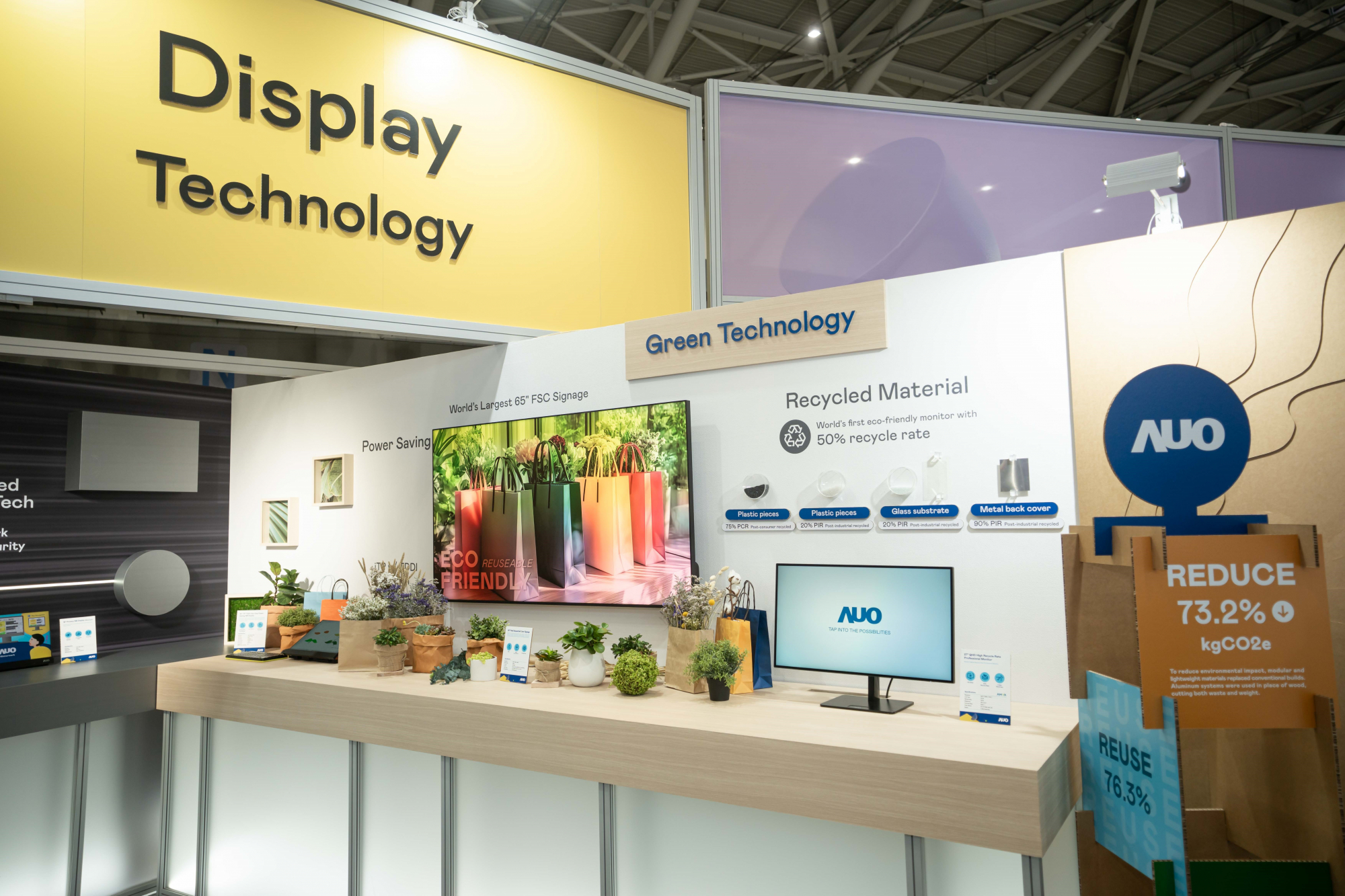 友達Touch Taiwan 2025雙展位再度獲etouch 綠色裝潢設計獎肯定；智慧顯示展位以鋁製模組系統取代傳統木作施作，並在相關裝潢物與設計使用可回收、可重複使用的材料，體現低碳與循環精神。