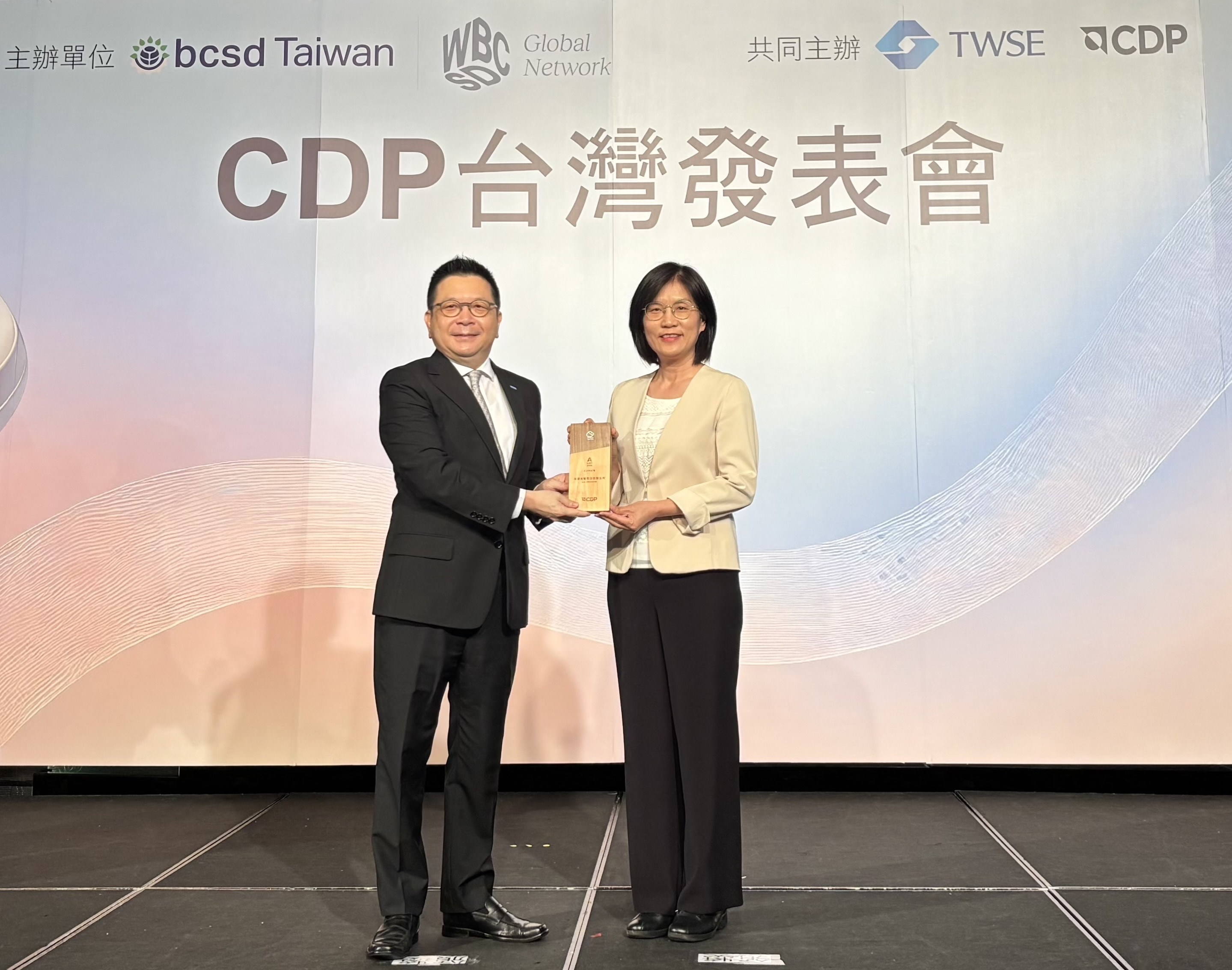 友達永續成果再獲國際評比肯定，獲頒CDP氣候與水資源雙項領導力評級。今由臺灣證券交易所董事長林修銘（左）頒獎，友達光電永續長古秀華（右）代表受獎