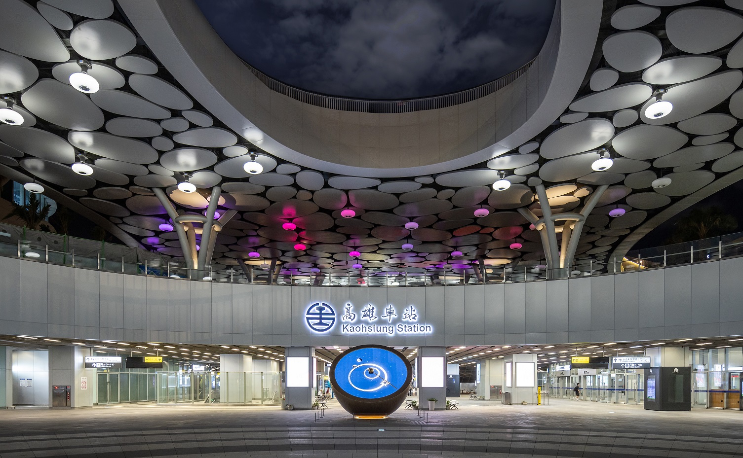 創利空間參與《高雄車站共感空間》公共藝術計畫，擔任視覺科技整合夥伴。於「看時間」天文鐘作品中提供技術指導，整合圓形LED鐘面與鐘體結構，在時間、天象星盤與空間氛圍間生動展演