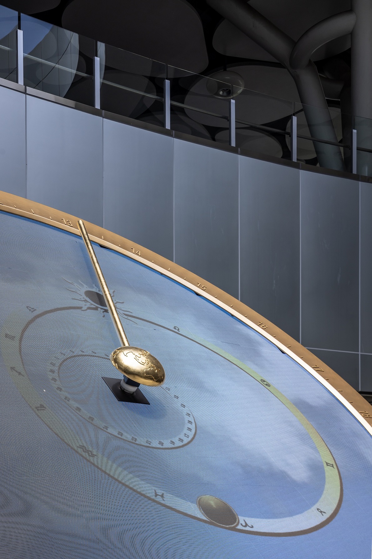 創利空間參與《高雄車站共感空間》公共藝術計畫，擔任視覺科技整合夥伴。於「看時間」天文鐘作品中提供技術指導，整合圓形LED鐘面與鐘體結構，在時間、天象星盤與空間氛圍間生動展演