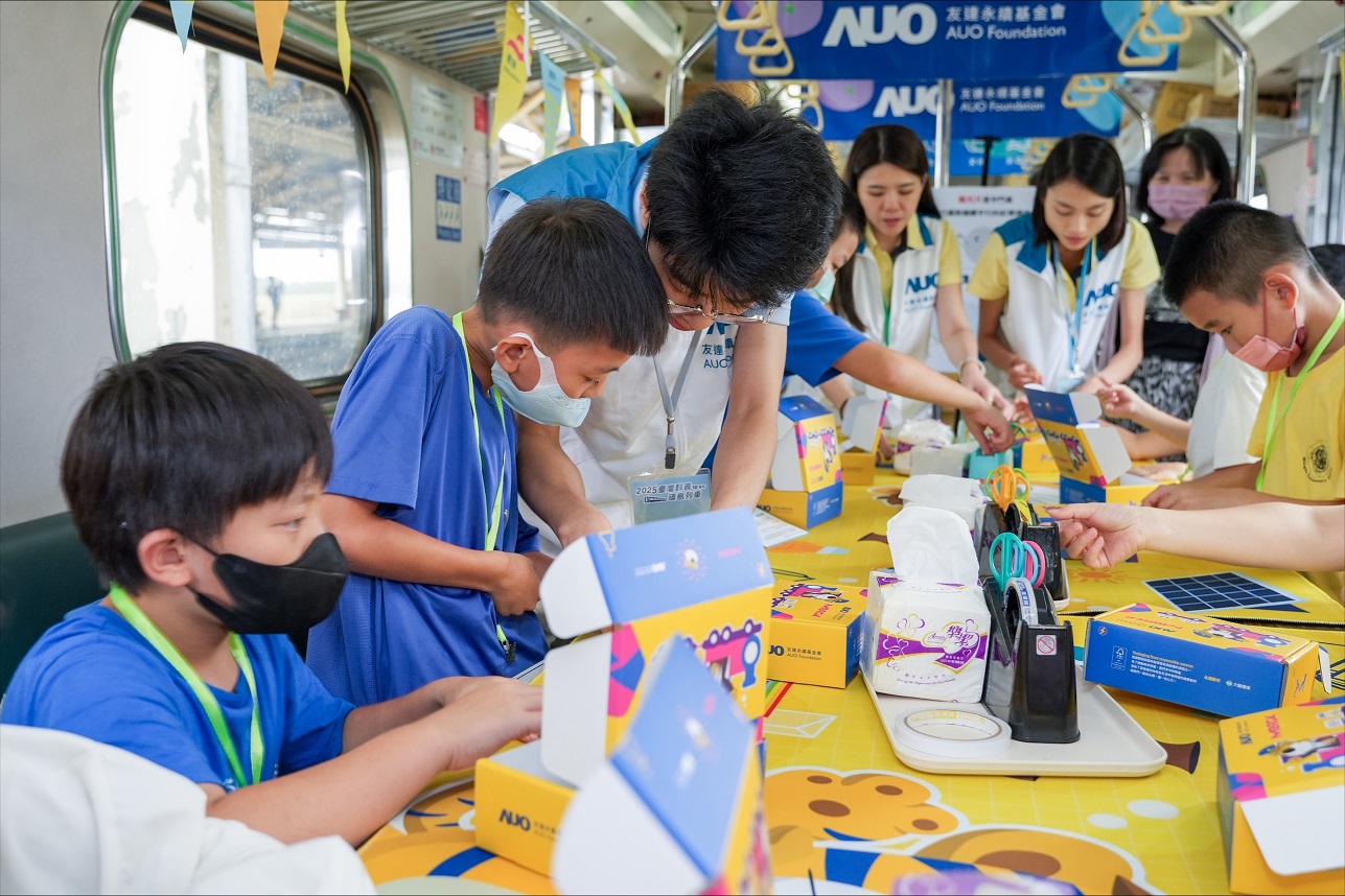 今年友達設計「光電、再生能源、水資源」三大課程主題，攜手供應鏈夥伴默克及大豐環保，以循環經濟理念開發創意教材
