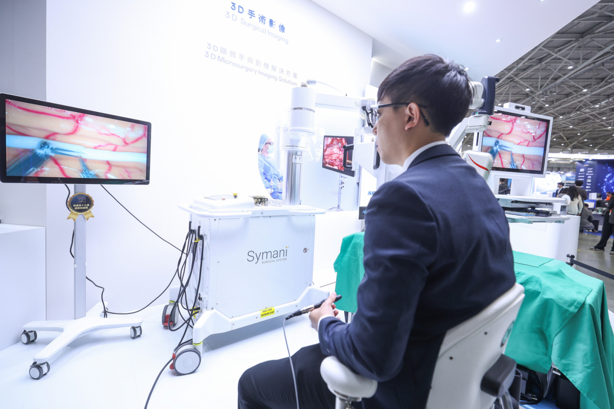 达擎推出〝3D显微手术影像解决方案〞，将3D影像技术从腹腔内视镜手术延伸至神经、血管、淋巴等高难度显微手术，提供超清晰立体视野，协助医疗团队在复杂手术中完成精准细腻操作。