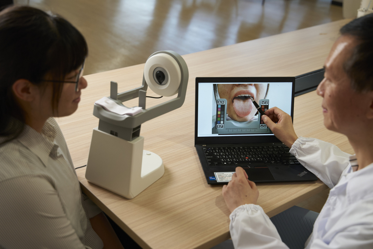 友達耘康的「舌象辨識軟體」則運用AI與大數據技術，可快速辨識舌色、舌形、苔色、苔質等特徵，顯著提升舌象辨識效率，優化檢測流程。