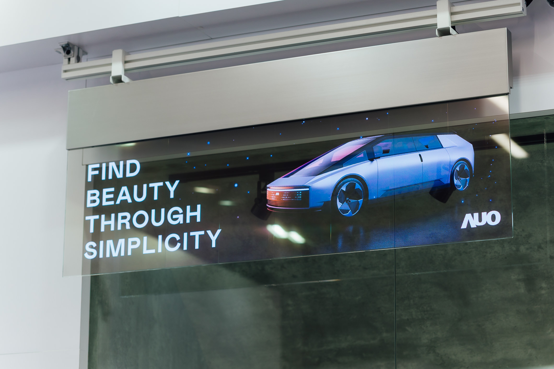 具備高亮度透明感的54吋透明Micro LED智慧看板，可無限拼接不同尺寸，營造出兼具科技感與美學的沉浸式氛圍，適用於旗艦店、展演空間等多元場域。