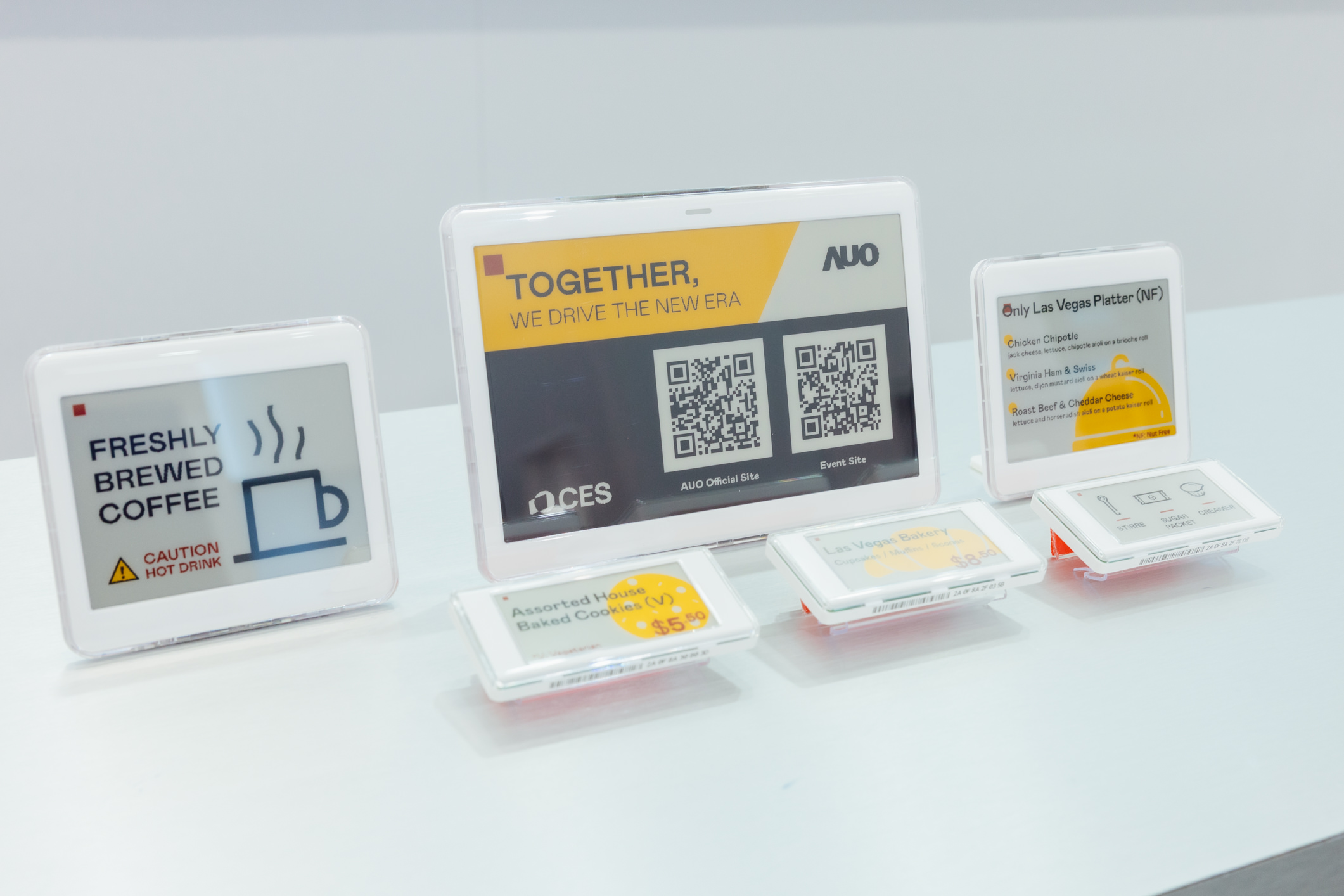 達擎開發的低功耗、全彩的aecoPost電子紙解決方案，僅在更新畫面時需要微量的電力驅動，無需佈建電線的便捷設計，使其可靈活應用、彈性選擇置放處；可搭配aecoTag電子貨架標籤解決方案，驅動商店內所有數位看板和電子貨架標籤，以遠端控制實現動態變價，提升門市人員作業效率，並以無紙化落實永續經營目標。