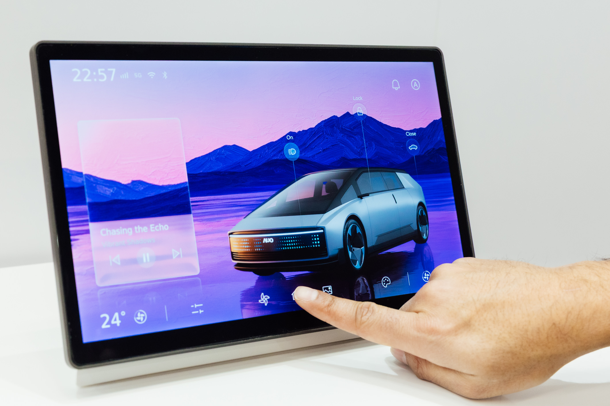 將先進抗反光技術導入於CID中控台呈現全時可視效果，並支援與座艙環境完美融合，帶來清晰且不干擾的駕駛與座艙操作體驗，兼容座艙質感與行車安全。