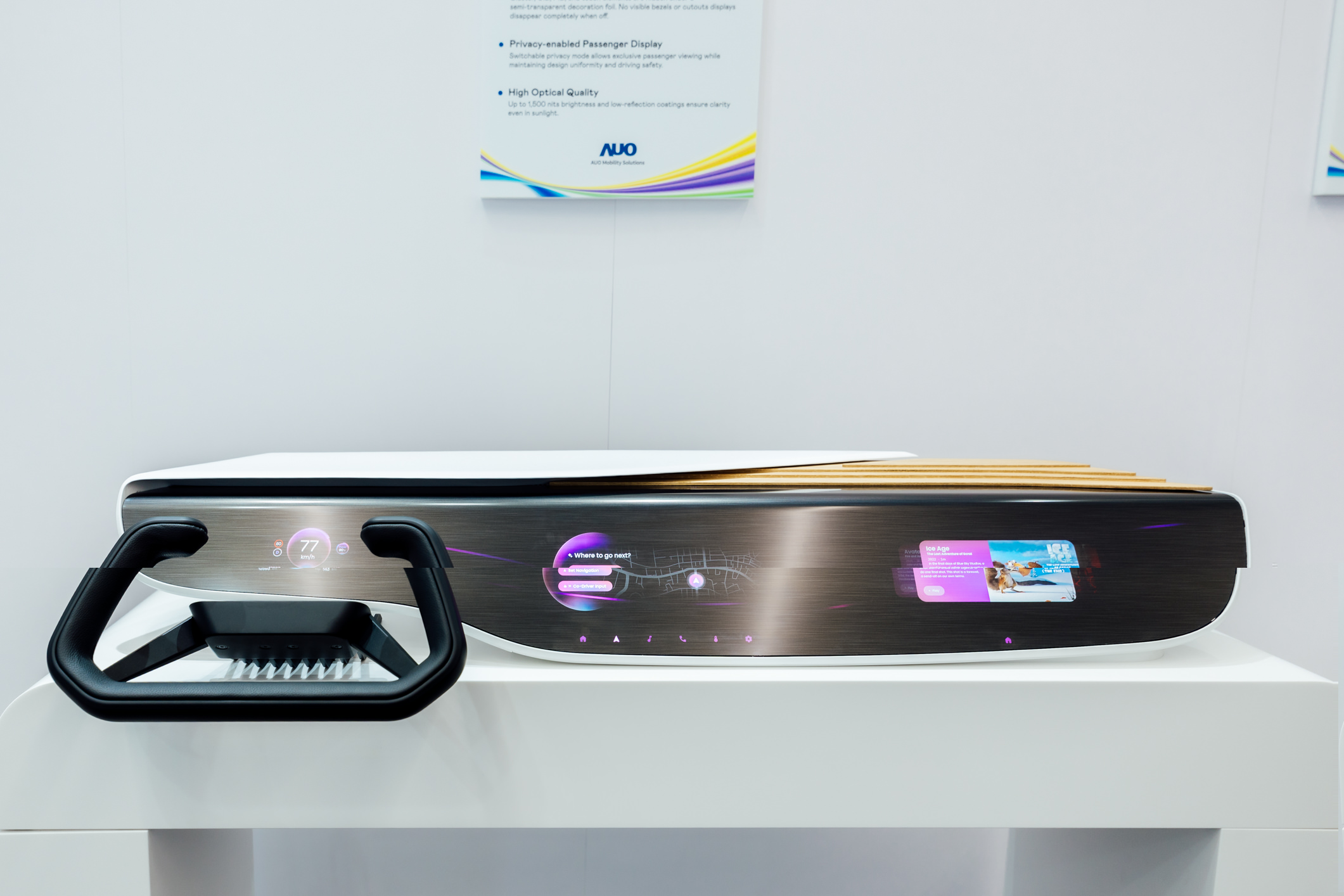 Horizon Intelligent Dash將儀表板、中控資訊顯示器及乘客資訊顯示器整合為一個無縫介面，營造端到端的一體化大尺寸顯示效果，並透過友達智慧移動所開發的網域控制器啟用AI驅動，支援訊號即時診斷與智慧空調控制。